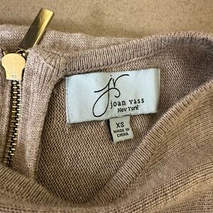 Women’s light weight top with zipper back.